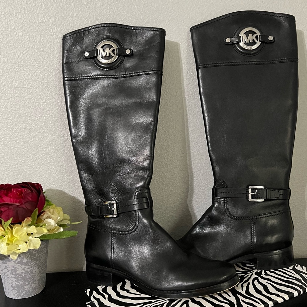 Michael Kors. Only worn twice. Mary classy water, and boots.